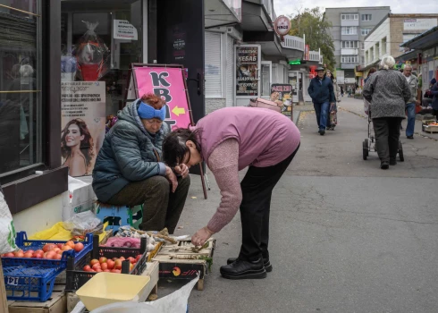 Cilvēki Čuhuivā, Ukrainas austrumos. 2025. gada 8. oktobris.