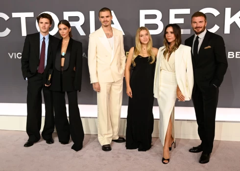 Круз Бекхэм, Джеки Апостел, Ромео Бекхэм, Харпер Бекхэм, Виктория Бекхэм и Дэвид Бекхэм.