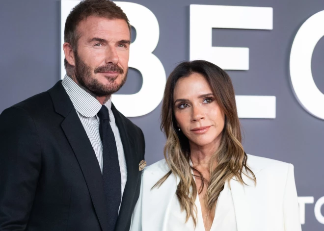 Viktorija Bekhema ar ģimeni jaunā “Netflix” seriāla “Victoria Beckham” pirmizrādes vakarā Londonā 2025. gada 8. oktobrī.