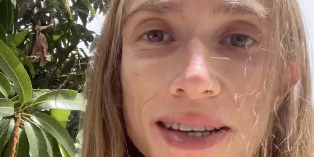 Kadrs no video. 27 gadus vecā poliete.