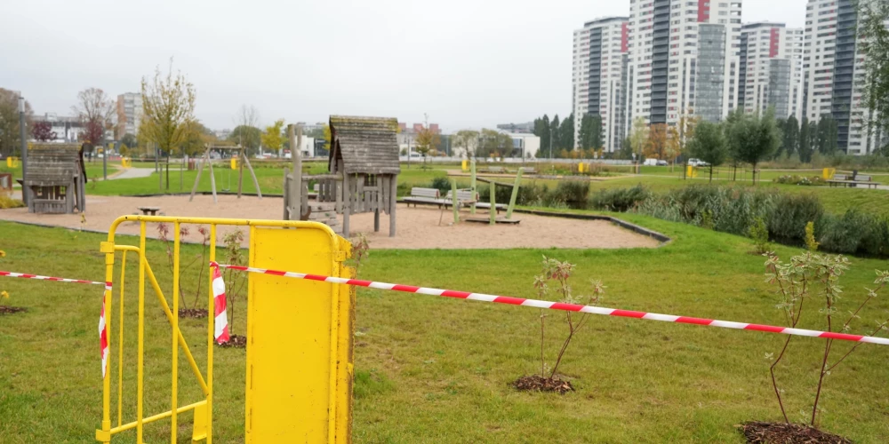 Только открытый парк опять закрыли.