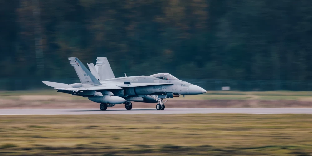"CF-18" 9. oktobrī nolaidās Lielvārdes militārajā bāzē (foto: Armīns Janiks, Aizsardzības ministrija)