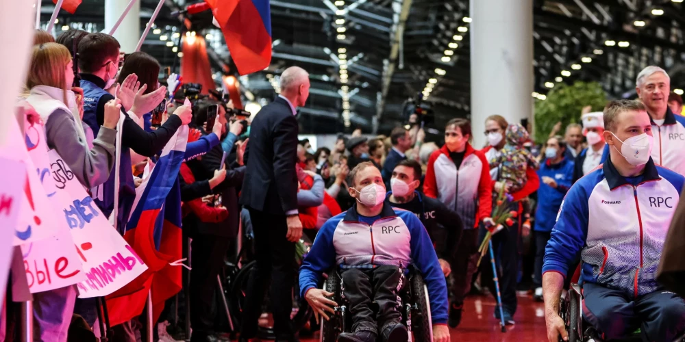 Krievijas paralimpieši Maskavas lidostā pēc atgriešanās no Pekinas 2022. gada 6. martā, kur viņiem pēc Krievijas invāzijas neļāva piedalīties paralimpiskajās spēlēs (foto: Scanpix / Reuters)