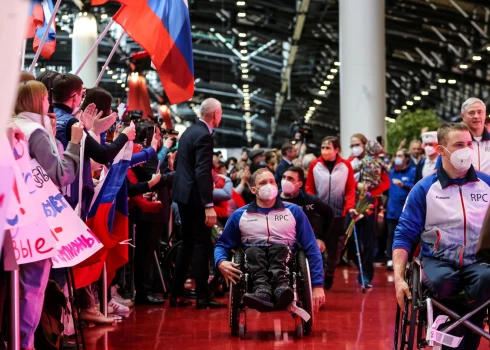 Krievijas paralimpieši Maskavas lidostā pēc atgriešanās no Pekinas 2022. gada 6. martā, kur viņiem pēc Krievijas invāzijas neļāva piedalīties paralimpiskajās spēlēs (foto: Scanpix / Reuters)