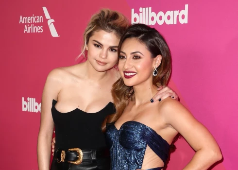 Selēna Gomesa un Frensija Raisa 2017. gadā.