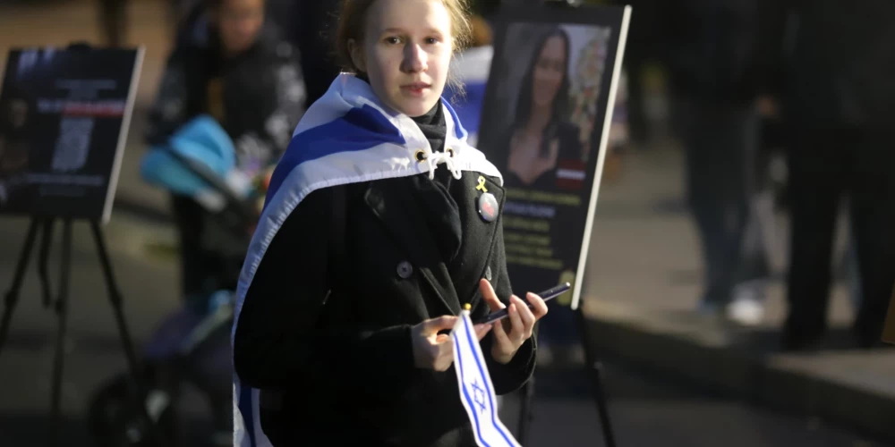 Izraēlas atbalsta akcija pie Brīvības pieminekļa “7. oktobris – piemiņas un solidaritātes diena ar Izraēlu” (foto: Rojs Maizītis)