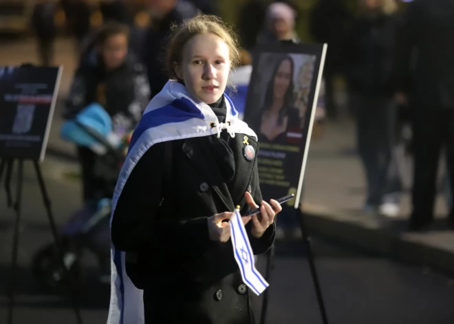 Izraēlas atbalsta akcija pie Brīvības pieminekļa “7. oktobris – piemiņas un solidaritātes diena ar Izraēlu” (foto: Rojs Maizītis)