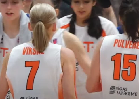 "TTT Rīga" basketbolistes spēlē pret "Crvena zvezda" (ekrānuzņēmums no video)