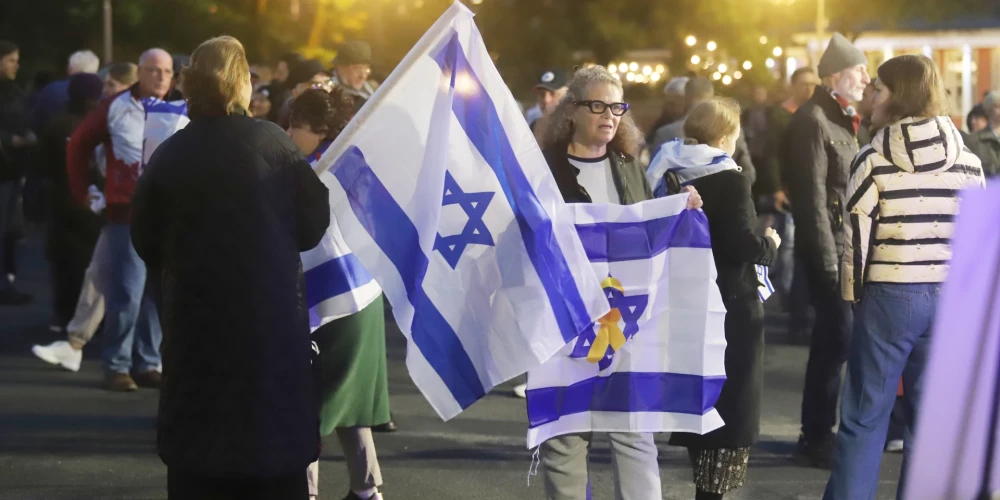 Izraēlas atbalsta akcija pie Brīvības pieminekļa “7. oktobris – piemiņas un solidaritātes diena ar Izraēlu” (foto: Rojs Maizītis)