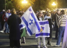 Rīgas centrā plīvo karogi Izraēlas atbalstam, pieminot palestīniešu sarīkotā slaktiņa otro gadskārtu. FOTO, VIDEO