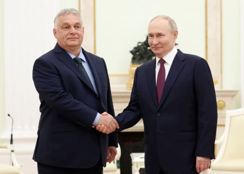 Ungārijas premjerministrs Viktors Orbāns, kurš pie varas ir jau 15 gadus, ir draugos ar Krievijas diktatoru Vladimiru Putinu, kurš valda 10 gadus ilgāk (foto: Scanpix / AP)