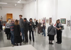 Mākslas cienītāji pulcējas "Visa pasaule kā Bauhaus" izstādes atklāšanā mākslas centrā "Zuzeum". FOTO