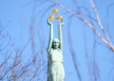 Šodien virs Brīvības pieminekļa būs redzami Kanādas iznīcinātāji