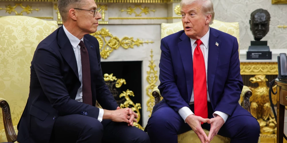 ASV prezidents Donalds Tramps ceturtdien solīja nesamazināt Eiropā dislocēto amerikāņu karavīru skaitu.