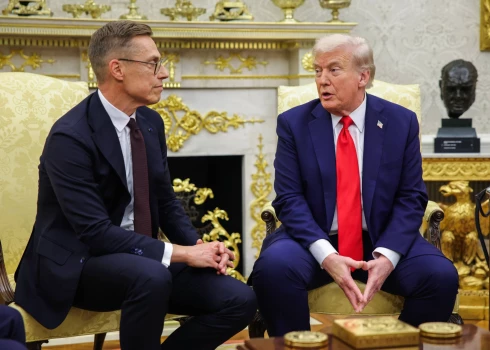 ASV prezidents Donalds Tramps ceturtdien solīja nesamazināt Eiropā dislocēto amerikāņu karavīru skaitu.