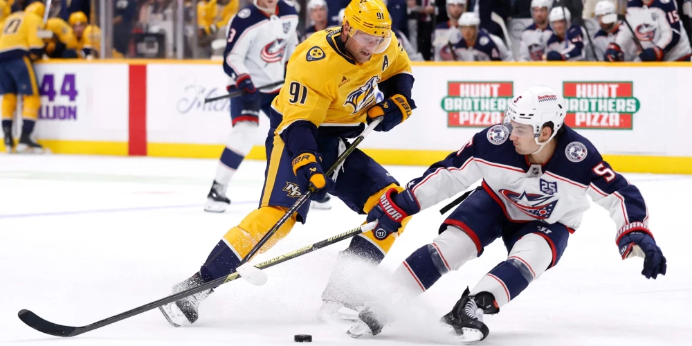 Latvijas vārtsargs Elvis Merzļikins ceturtdien nespēlēja Nacionālās hokeja līgas sezonas pirmajā mačā, kurā viņa Kolumbusas "Blue Jackets" komanda piedzīvoja zaudējumu.