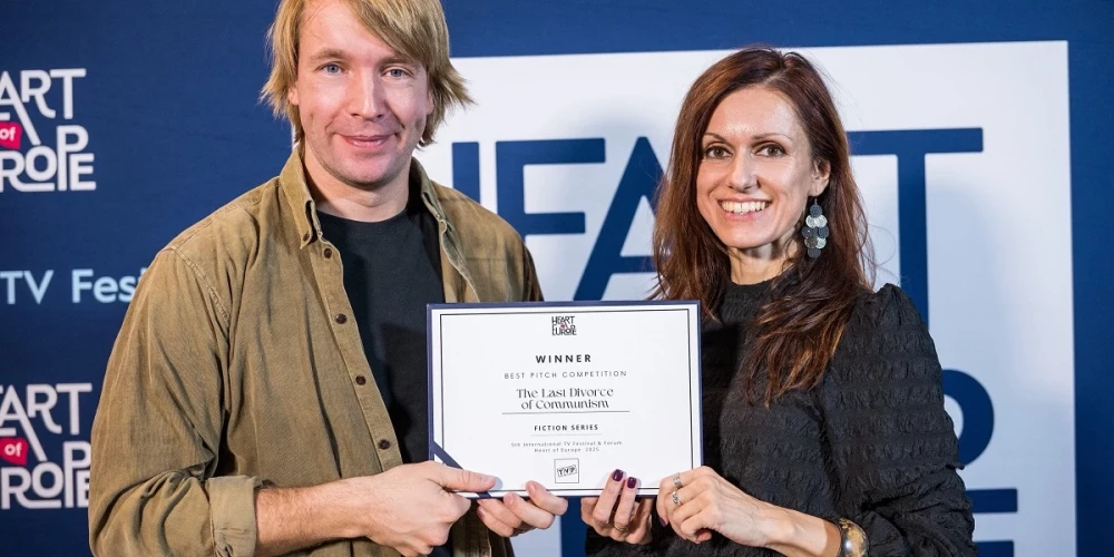 Polijas galvaspilsētā Varšavā noslēdzies starptautisks TV filmu un seriālu festivāls "Heart of Europe", un tā industrijas sadaļā, topošo projektu konkurencē, daudzsēriju filmu kategorijas galveno balvu saņēma Latvijas un Bulgārijas kopražojuma seriāls "Pēdējā komunisma šķiršanās".