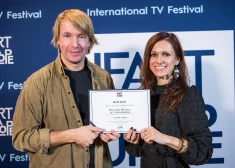 Polijas galvaspilsētā Varšavā noslēdzies starptautisks TV filmu un seriālu festivāls "Heart of Europe", un tā industrijas sadaļā, topošo projektu konkurencē, daudzsēriju filmu kategorijas galveno balvu saņēma Latvijas un Bulgārijas kopražojuma seriāls "Pēdējā komunisma šķiršanās".