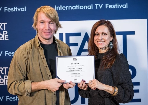 Polijas galvaspilsētā Varšavā noslēdzies starptautisks TV filmu un seriālu festivāls "Heart of Europe", un tā industrijas sadaļā, topošo projektu konkurencē, daudzsēriju filmu kategorijas galveno balvu saņēma Latvijas un Bulgārijas kopražojuma seriāls "Pēdējā komunisma šķiršanās".