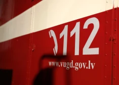 Glābēji Tukumā palīdz atbrīvot zem mikroautobusa iespiestu cilvēku