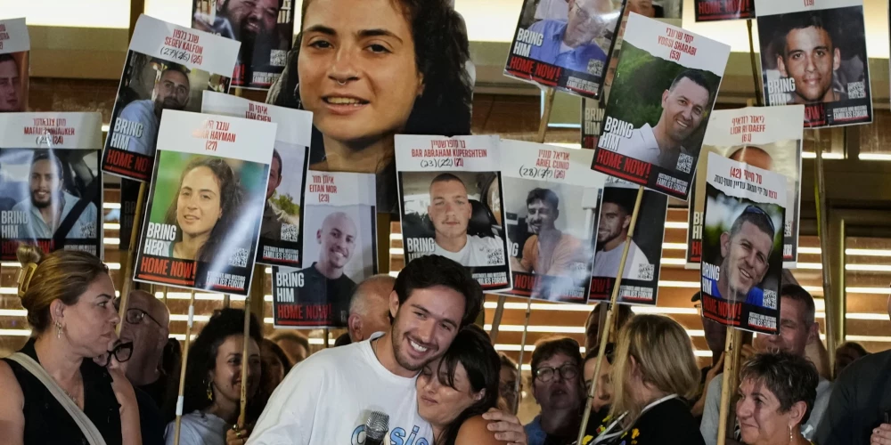 Родственники и сторонники израильских заложников, удерживаемых ХАМАС в секторе Газа, держат плакаты с портретами своих близких во время собрания, прошедшего после объявления о том, что Израиль и ХАМАС ссогласовали первый этап мирного плана о прекращении боевых действий.
