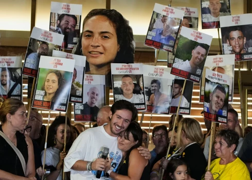 Родственники и сторонники израильских заложников, удерживаемых ХАМАС в секторе Газа, держат плакаты с портретами своих близких во время собрания, прошедшего после объявления о том, что Израиль и ХАМАС ссогласовали первый этап мирного плана о прекращении боевых действий.