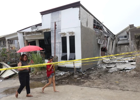 Filipīnu Austrumdavao provinci šorīt satricināja spēcīga zemestrīce, kuras epicentrs atradās jūrā aptuveni 43 kilometrus uz austrumiem no Manajas, bet hipocentrs bija 23 kilometru dziļumā.