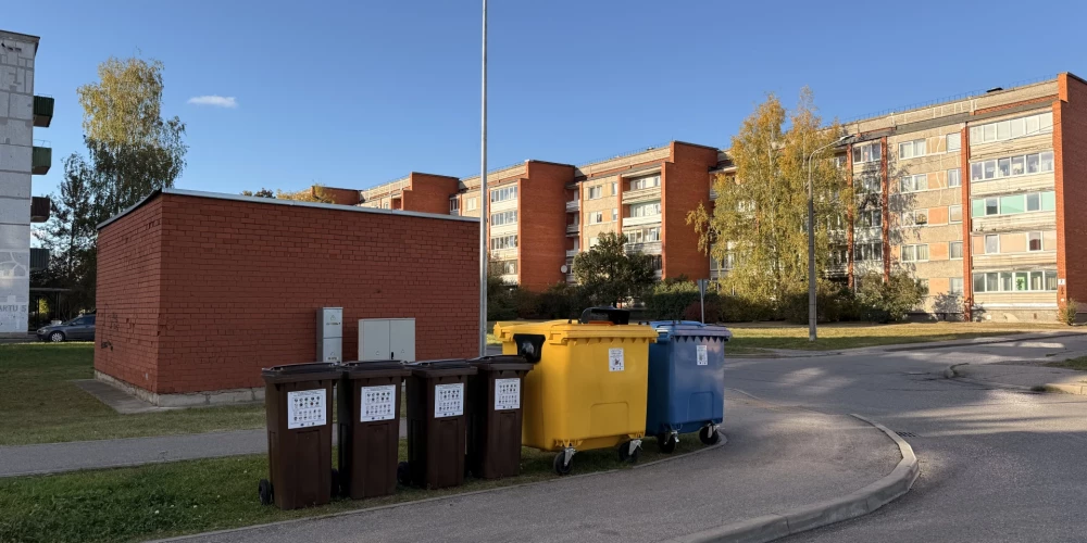 Daugavpils valstspilsētas pašvaldība turpina pilnveidot atkritumu apsaimniekošanas infrastruktūru – pašlaik tiek uzstādīti jauni konteineri šķiroto atkritumu savākšanai. 