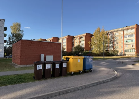 Daugavpils valstspilsētas pašvaldība turpina pilnveidot atkritumu apsaimniekošanas infrastruktūru – pašlaik tiek uzstādīti jauni konteineri šķiroto atkritumu savākšanai. 