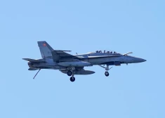 VIDEO: virs Rīgas pārlidojumu veica divi Kanādas iznīcinātāji "CF-18"