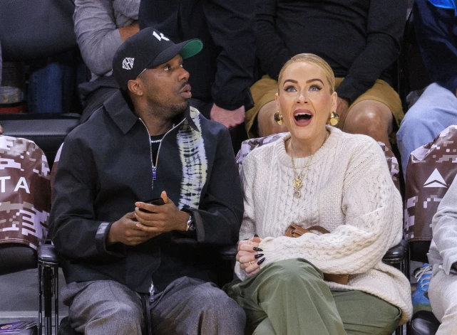 Adele ar līgavaini Riču Polu “Lakers” spēlē 2023. gadā.