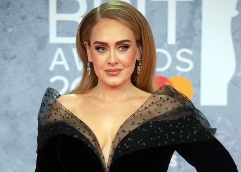 Dziedātāja Adele.