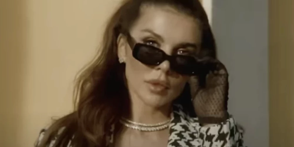 Anna Sedokova 2020. gada video klipā, kurā izdziedāja savas jūtas pret Jāni Timmu.