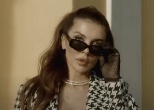 Anna Sedokova 2020. gada video klipā, kurā izdziedāja savas jūtas pret Jāni Timmu.