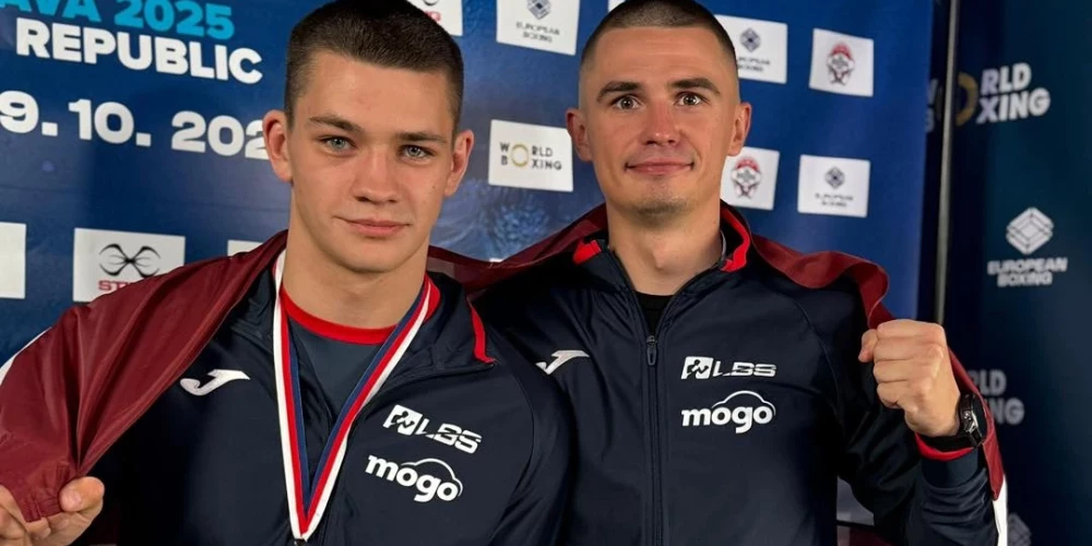 Ņikita Prohovskis (no kreisās) ar iegūto medaļu. 