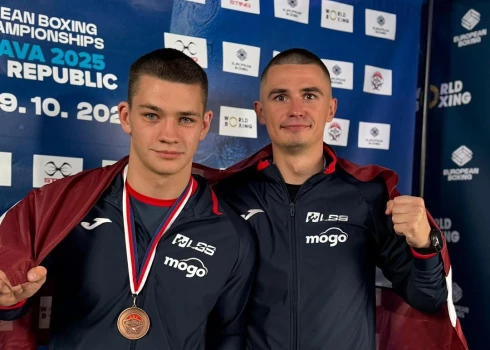 Ņikita Prohovskis (no kreisās) ar iegūto medaļu. 