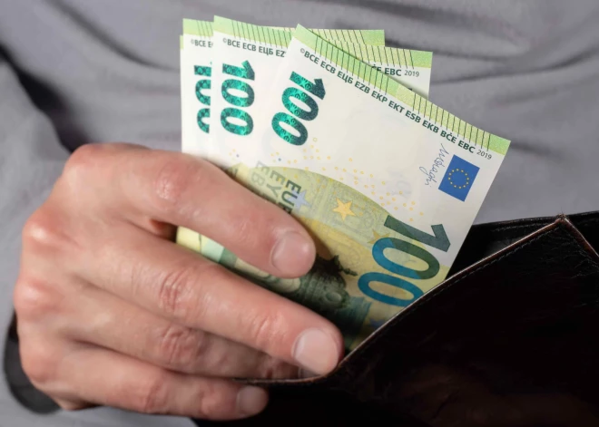 Nē, Evika Siliņa un žurnāliste Anete Bērtule raidījumā neatklāja, kā latvietim mēnesī nopelnīt 10 000 eiro
