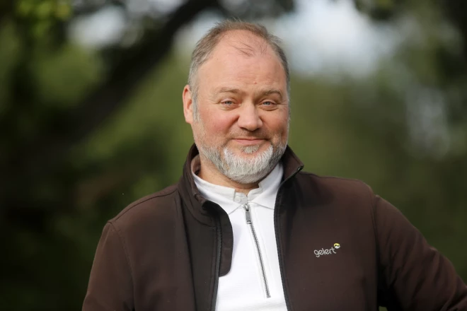 Latvijas Stādu audzētāju biedrības priekšsēdētājs Andrejs Vītoliņš uzsver, ka tad, ja galva ir uz pleciem un rokas aug no pareizās vietas, laukos var labi dzīvot un strādāt.
