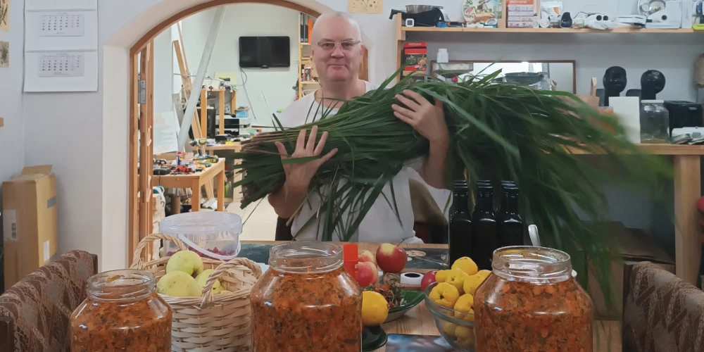 burtiski hidrolāts nozīmē “ūdens destilācijas rezultāts” vai “ar ūdeni iegūts produkts”. Mūsdienās ar hidrolātu saprot aromātisku augu ūdeni, kas rodas, destilējot augus ar tvaiku. (Foto: personīgais arhīvs)
