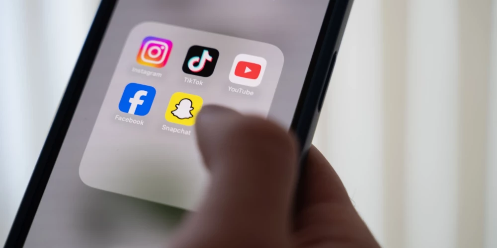 Mobilais telefons ar sociālo tīklu lietotnēm
