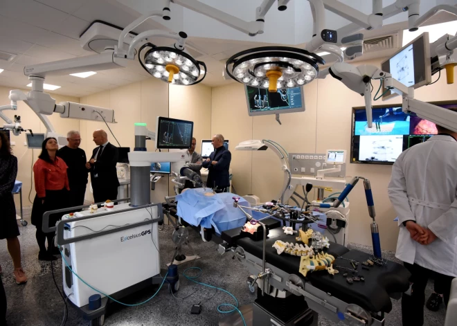 Roboti ienāk Latvijas mugurkaula ķirurģijā: Traumatoloģijas un ortopēdijas slimnīcā atklāj modernu mugurkaula operāciju zāli