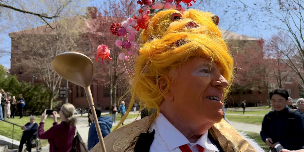 Šī gada pavasarī protestā pie Hārvarda universitātes studenti un mācībspēki kariķēja arī Donaldu Trampu.