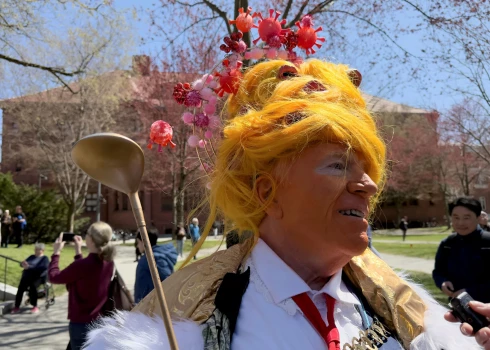 Šī gada pavasarī protestā pie Hārvarda universitātes studenti un mācībspēki kariķēja arī Donaldu Trampu.