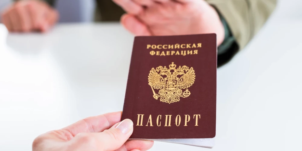 Латвия требует от 841 россиянина покинуть страну до 13 октября.