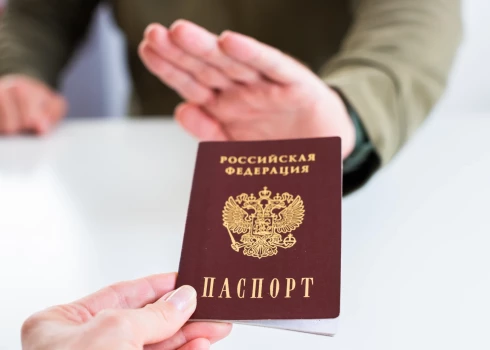 Латвия требует от 841 россиянина покинуть страну до 13 октября.