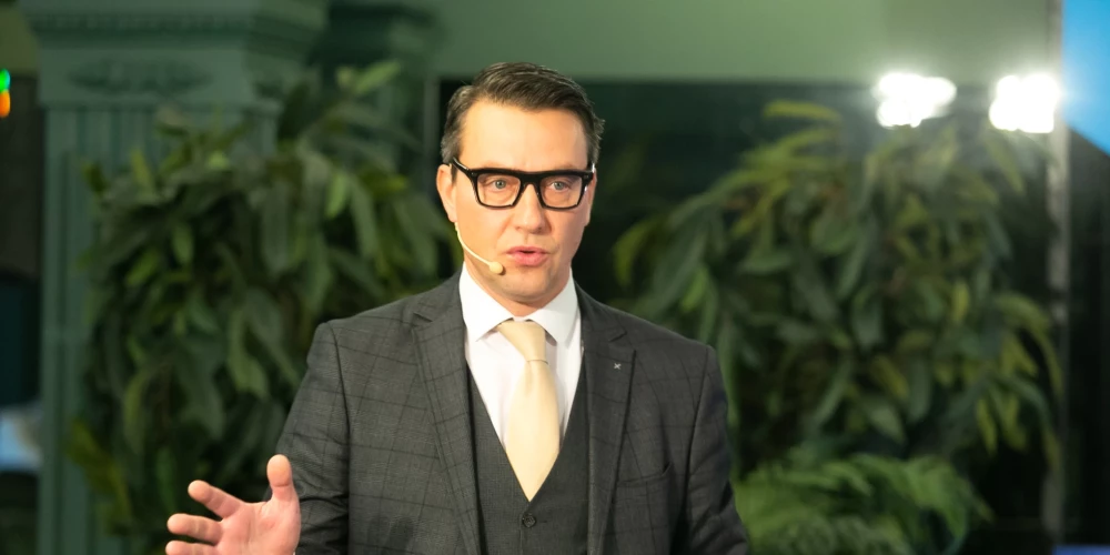 Uģis Joksts ir žurnālists un vairāku TV raidījumu vadītājs.