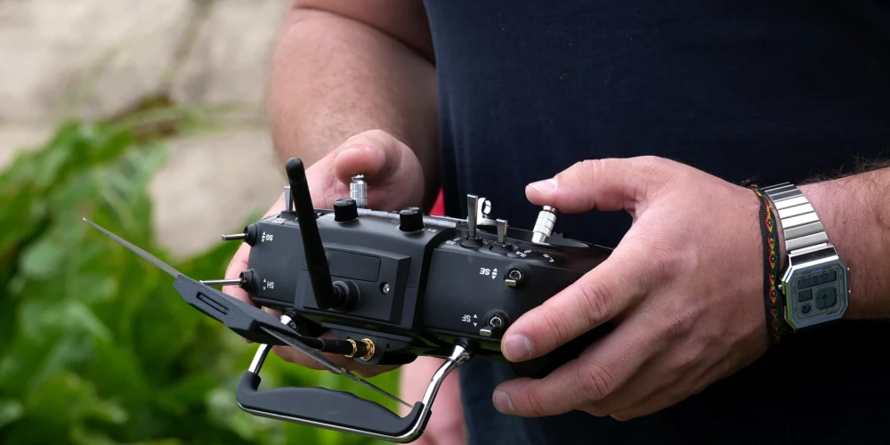 Policijas koledžas direktors tic, ka tuvākajā laikā droni kļūs par pilnvērtīgu atbalstu ceļu satiksmes uzraudzībā.