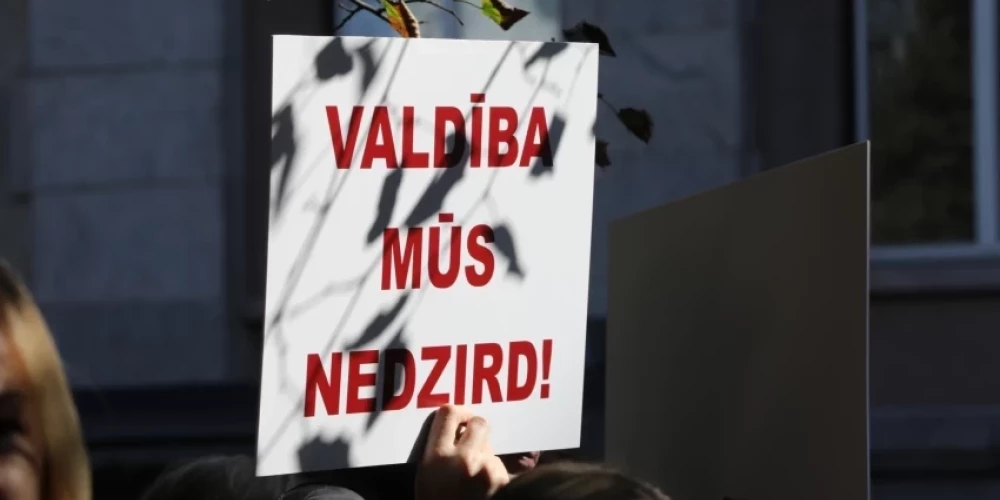 "Правительство нас не слышит" - написано на этом плакате.