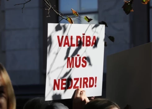 "Правительство нас не слышит" - написано на этом плакате.