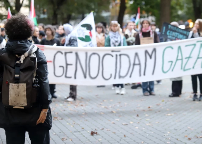 Rīgas centrā notiek gājiens palestīniešu atbalstam.